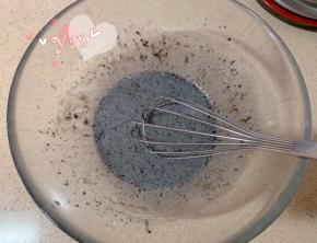 加入黑芝麻酱混合均匀。