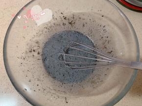 加入黑芝麻酱混合均匀。