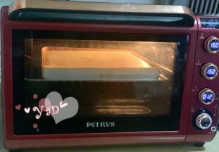 放入提前预热好的烤箱，中层，上下火，150度烤30分钟。