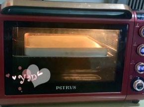 放入提前预热好的烤箱，中层，上下火，150度烤30分钟。