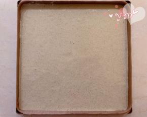 混合好的面糊倒入烤盘里，用刮刀抹平。