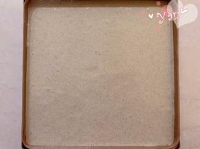 混合好的面糊倒入烤盘里，用刮刀抹平。