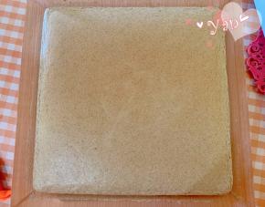 烤好的蛋糕取出，放晾网上晾凉，撕开四边的油布。