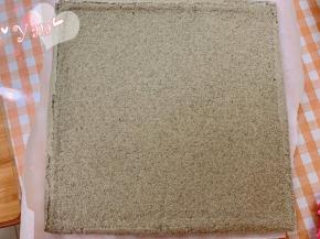 蛋糕铺上油纸，翻面，撕开油布，毛巾面出来。