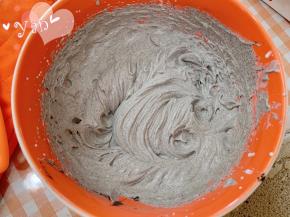 淡奶油+适量黑芝麻酱+细砂糖，打至9分发。