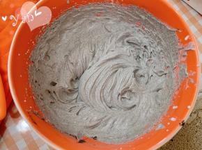 淡奶油+适量黑芝麻酱+细砂糖，打至9分发。