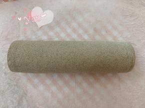 卷起来，放冰箱冷藏半小时以上再切开。