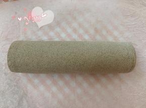 卷起来，放冰箱冷藏半小时以上再切开。