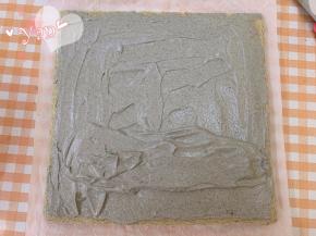 蛋糕卷的正面朝上，抹上黑芝麻奶油馅。