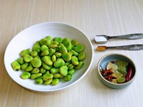 准备食材，蚕豆提前剥好。