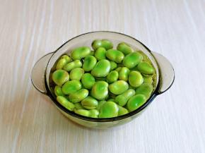 剥好的蚕豆洗干净。