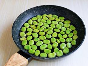 锅中加入纯净水，倒入洗干净的毛豆。