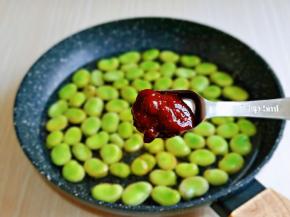 加入一勺黄豆酱。