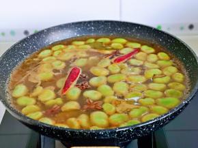 煮好的毛豆不要立刻捞出来，浸泡1小时左右。