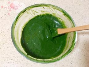 将抹茶粉倒入碗里，加热水搅拌融化，放凉备用。