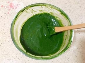 将抹茶粉倒入碗里，加热水搅拌融化，放凉备用。