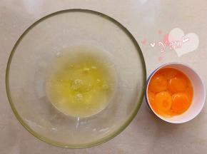 分离蛋黄蛋清，蛋清放冰箱冷冻或冷藏，冷冻效果更好一些，不易消泡。