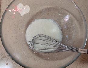 纯牛奶+玉米油混合搅拌均匀。