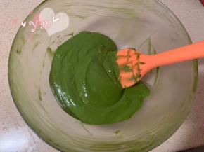 倒入抹茶溶液翻拌均匀。