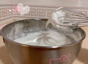 蛋白分三次加入糖打发至小弯钩状态。