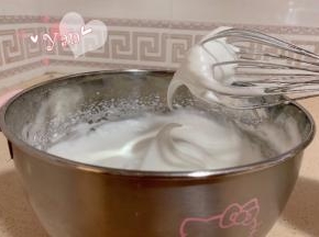 蛋白分三次加入糖打发至小弯钩状态。