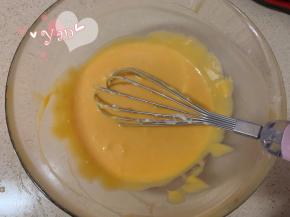 加入蛋黄翻拌均匀。