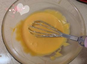加入蛋黄翻拌均匀。