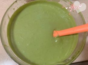 剩余的蛋白分两次倒入蛋黄糊里，翻拌均匀。