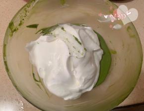 舀1/3蛋白到蛋糊中，翻拌均匀。