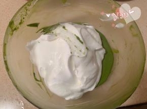 舀1/3蛋白到蛋糊中，翻拌均匀。