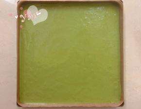 混合好的面糊倒入烤盘里，用刮刀抹平。