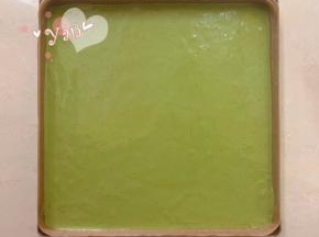 混合好的面糊倒入烤盘里，用刮刀抹平。