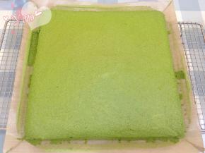 烤好的蛋糕取出，放晾网上晾凉，撕开四边的油布。