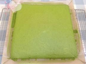 烤好的蛋糕取出，放晾网上晾凉，撕开四边的油布。