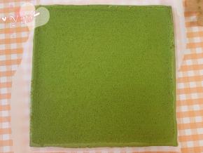 蛋糕铺上油纸，翻面，撕开油布，毛巾面出来。