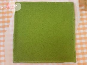 蛋糕铺上油纸，翻面，撕开油布，毛巾面出来。