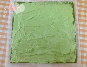 蛋糕卷的正面朝上，抹上抹茶奶油馅。