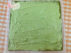 蛋糕卷的正面朝上，抹上抹茶奶油馅。