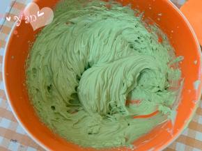 淡奶油+适量抹茶粉+细砂糖，打至9分发。