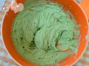 淡奶油+适量抹茶粉+细砂糖，打至9分发。