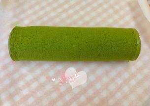 卷起来，放冰箱冷藏半小时以上再切开。