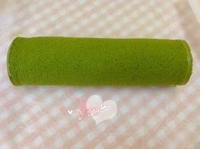 卷起来，放冰箱冷藏半小时以上再切开。