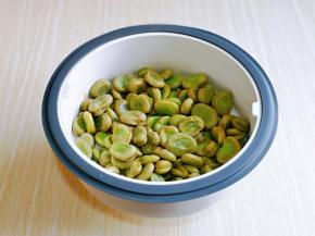 之后捞出淋干水分，这一步很重要，一定要淋干水分，不然油炸时会金花四溅。