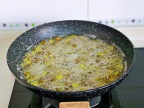 中火炸，炸制适合自己的口味捞出控油。