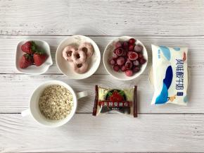 准备好食材，因为我用的公鸡杯容量比较大，所以用了两包酸奶，酸奶的量可以根据你的容器来定。