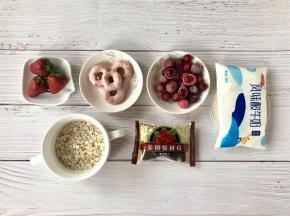 准备好食材，因为我用的公鸡杯容量比较大，所以用了两包酸奶，酸奶的量可以根据你的容器来定。