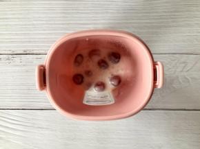 把美国蔓越莓鲜果和酸奶倒入榨汁杯中；