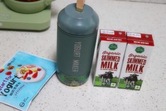 食材：纯牛奶1盒（200ml）、酸奶发酵剂0.3克。工具：酸奶杯。配料：即吃麦片或坚果、水果。我今天做搭配的是麦片，也非常好吃哦。