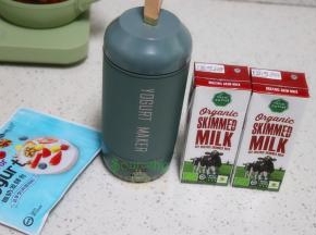 食材：纯牛奶1盒（200ml）、酸奶发酵剂0.3克。工具：酸奶杯。配料：即吃麦片或坚果、水果。我今天做搭配的是麦片，也非常好吃哦。
