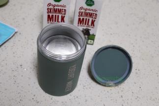 酸奶杯清洗干净之后，吹干水，然后倒入沸水100ml，倒扣杯子，摇一摇，然后静放1分钟左右倒出沸水，进行对酸奶杯的杀菌消毒。